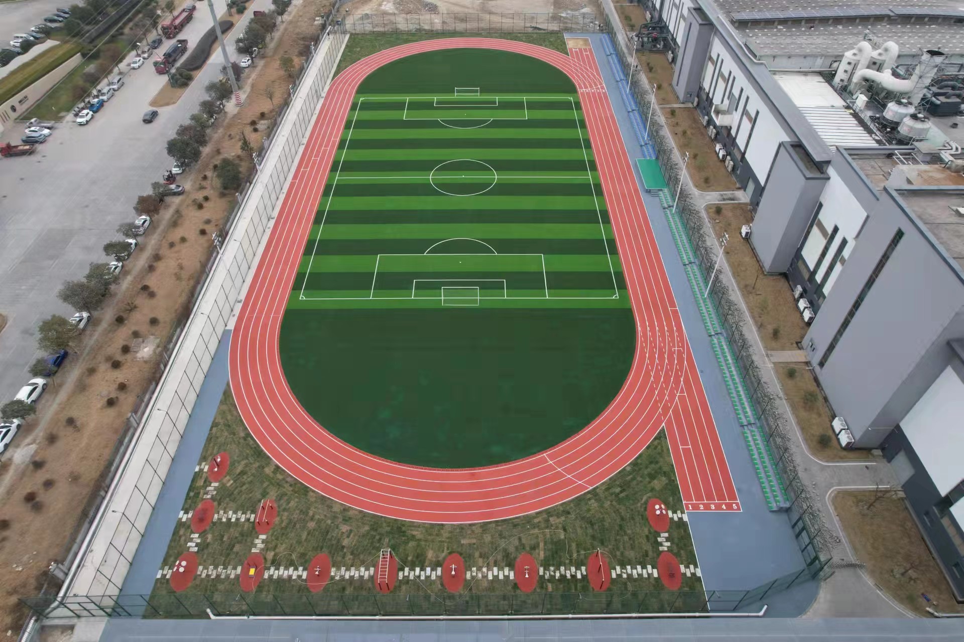塑膠跑道廠家怎樣選擇，塑膠跑道廠家前期施工，溢邦體育給您解答